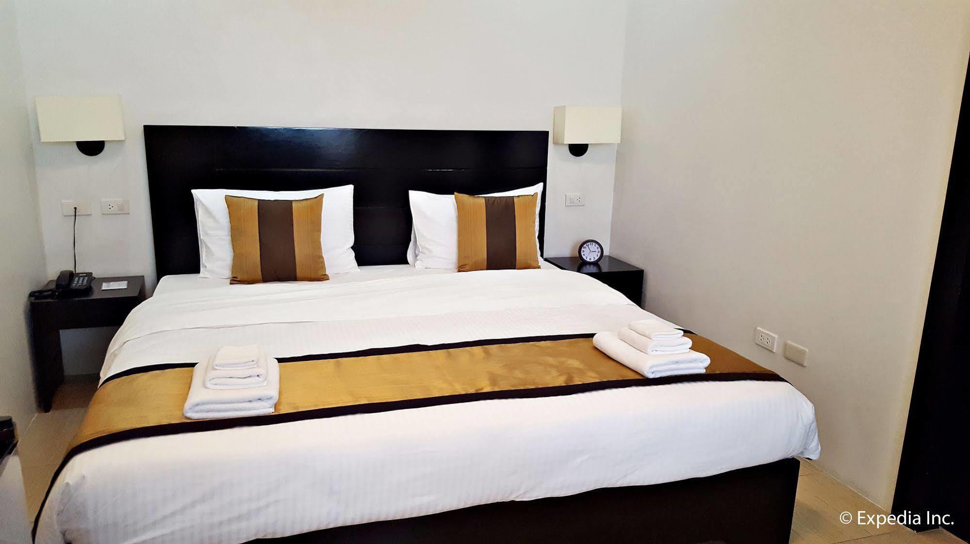 Capital O 642 The Junction Tagaytay Hotel Tagaytay City Ngoại thất bức ảnh
