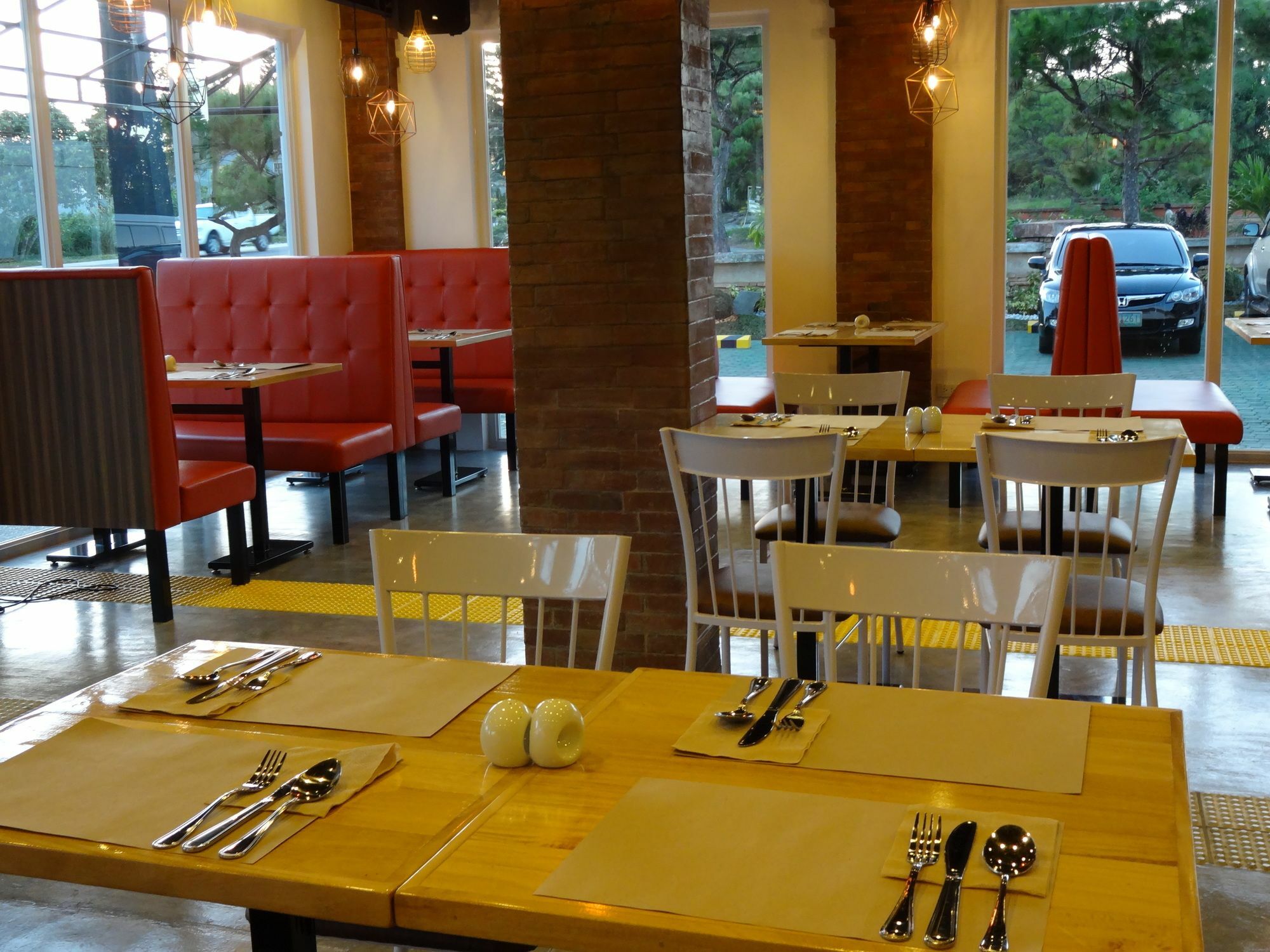 Capital O 642 The Junction Tagaytay Hotel Tagaytay City Ngoại thất bức ảnh